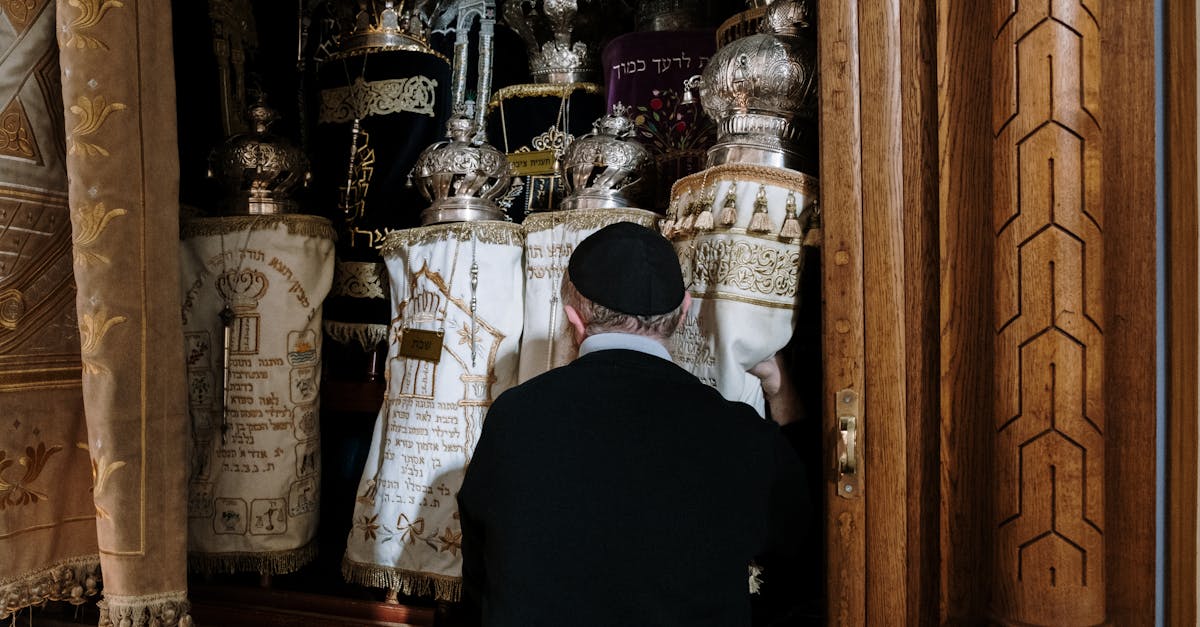 Modern Hebrew vs. Biblical Hebrew: What's the Difference?